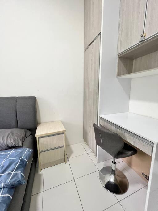 Apartment Lily King *